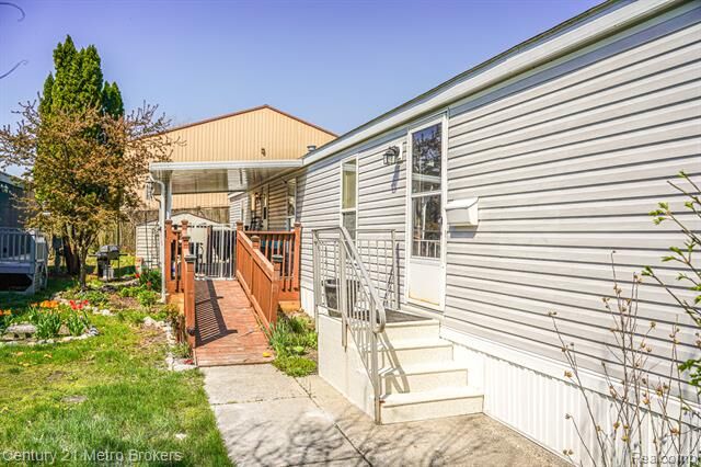 Property Photo: 831 N Pontiac Trail 37 MI 48390