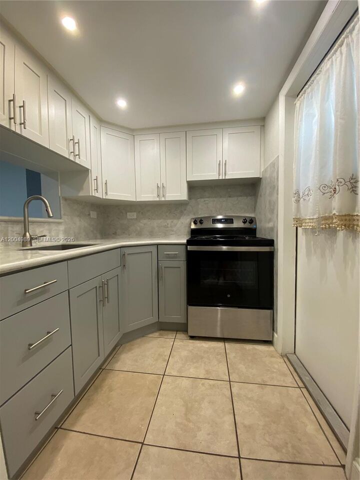 Property Photo:  234 Antiquera Ave 9  FL 33134 