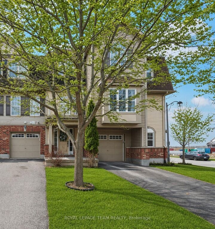 Property Photo:  920 Messor Crescent  ON K2S 0P2 