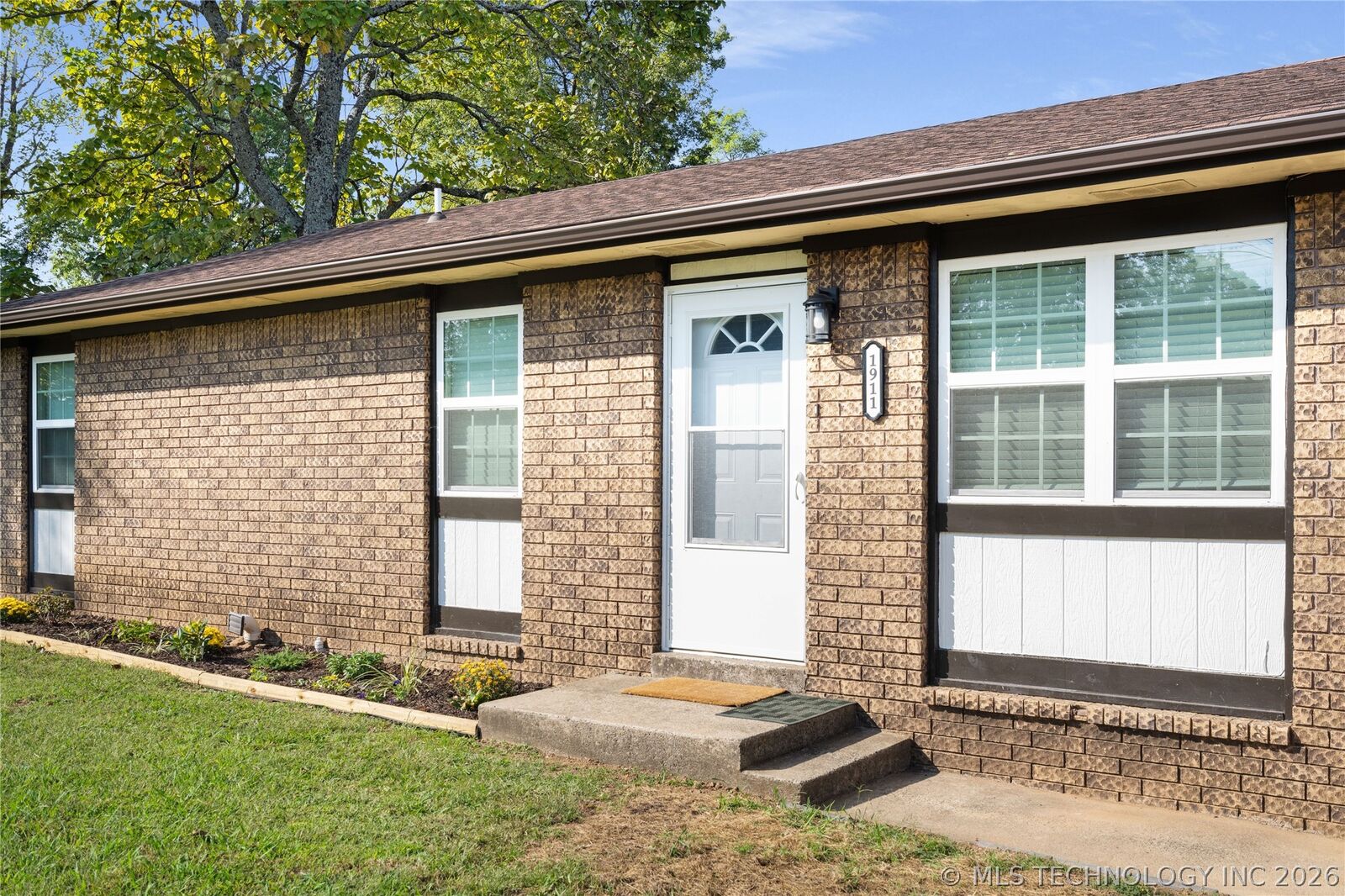 Property Photo:  1911 N Maple Street  OK 74955 