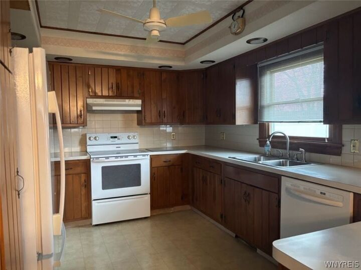 Property Photo:  28 Crescent Road  NY 14072 