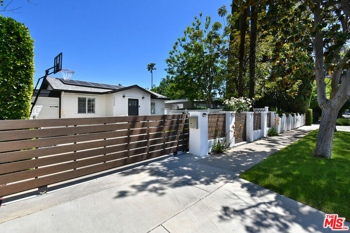 Property Photo:  5248 Lennox Ave  CA 91401 