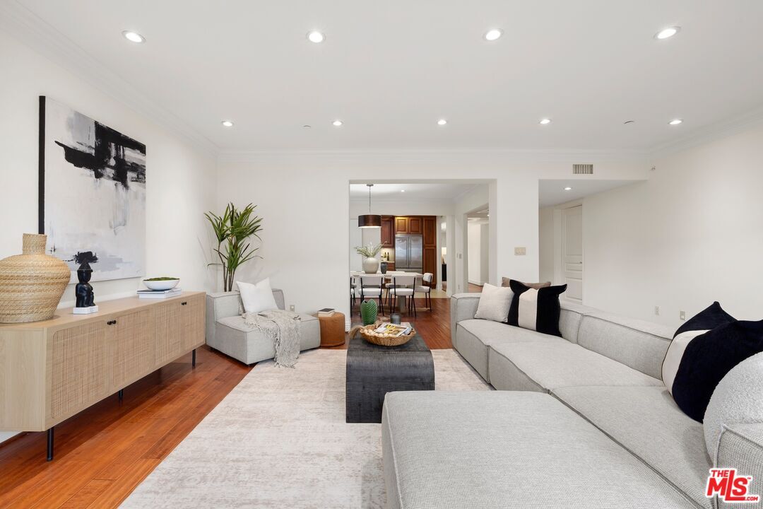 Property Photo:  11749 Goshen Ave  CA 90049 