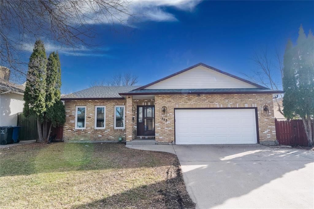Property Photo:  792 Beecher Avenue  MB R2V 4R5 
