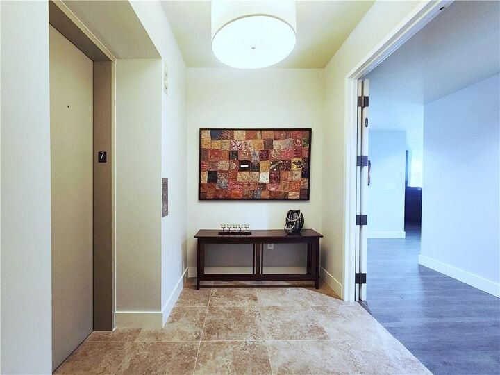 Property Photo:  20 10th Street NW 704  GA 30309 