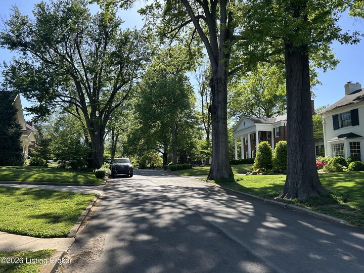 Property Photo:  2306 Woodford Pl  KY 40205 