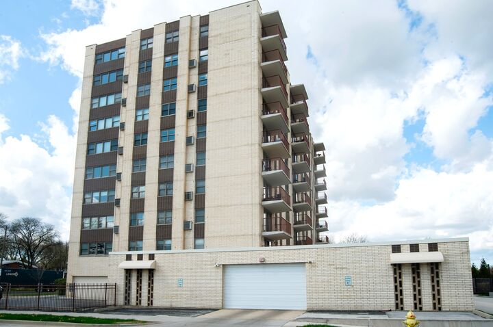Property Photo:  141 N La Grange Road 306  IL 60525 