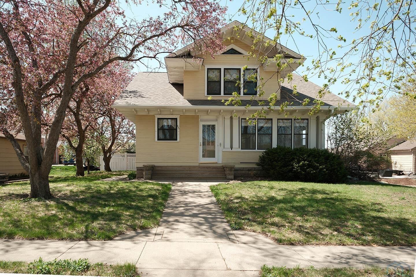 Property Photo:  237 2nd Avenue NE  IA 51250 