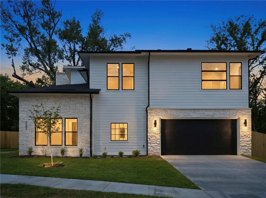 Property Photo:  227 NE H Street  AR 72712 