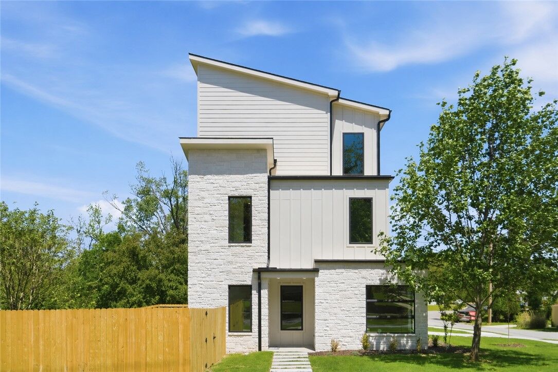 Property Photo:  207 NE H Street  AR 72712 