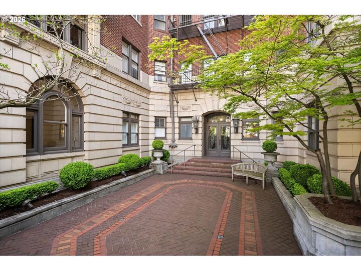 Property Photo:  2141 NW Davis St 301  OR 97210 