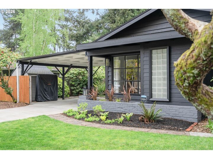Property Photo:  5516 SE Steele St  OR 97206 