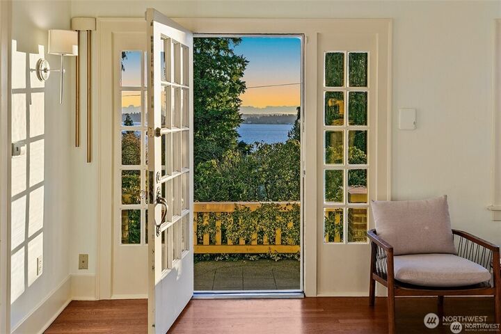 Property Photo:  707  Lake Washington Boulevard S  WA 98144 