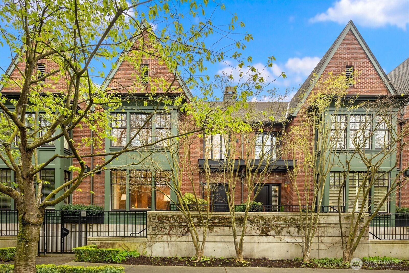 Property Photo:  111 W Comstock Street 111  WA 98119 