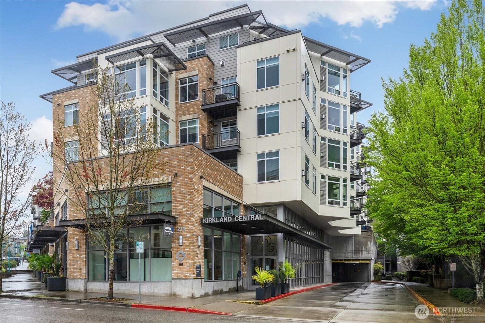 Property Photo:  211  Kirkland Avenue 208  WA 98033 