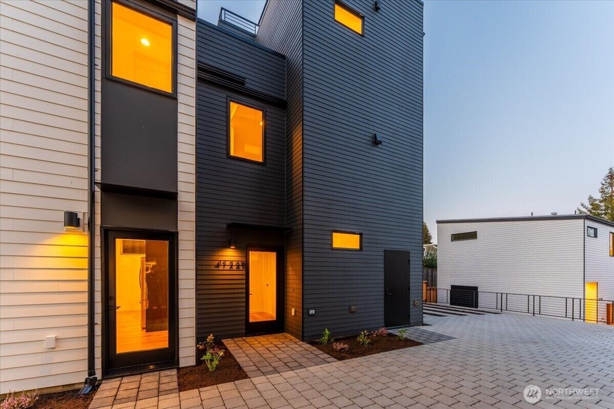 Property Photo:  4122 B  Burke Avenue N  WA 98103 