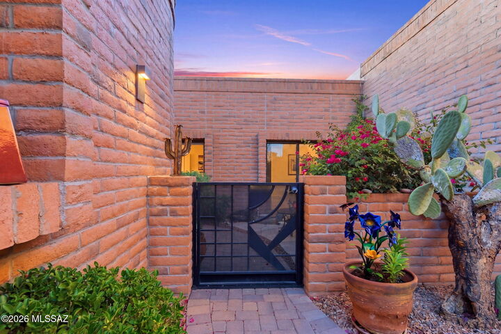 Property Photo: 1915 W Hickory Hollow Lane AZ 85704