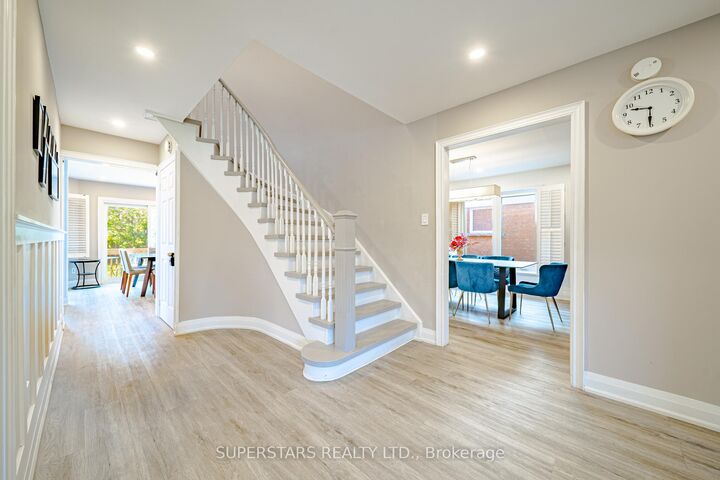 Property Photo: 3945 Renfrew Crescent ON L5L 4J6