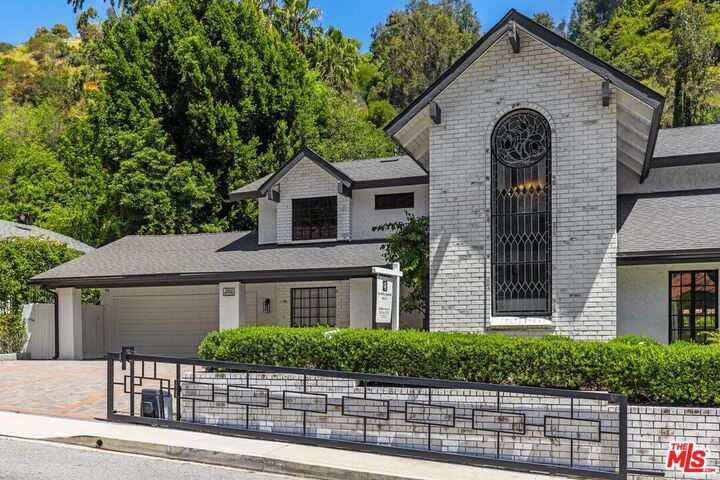 Property Photo:  1060 Chantilly Rd  CA 90077 