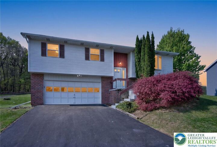 Property Photo:  970 Hillcrest S Drive  PA 18062 