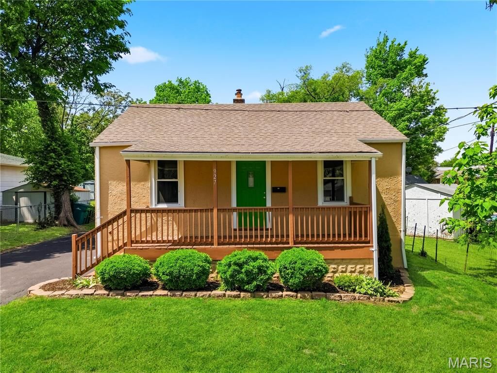 Property Photo:  927 N Elm Avenue  MO 63119 