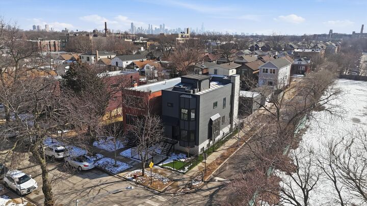 Property Photo:  2457 W Byron Street  IL 60618 