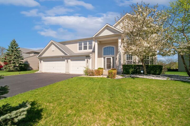 Property Photo:  18950 W Glenhurst Drive  IL 60046 