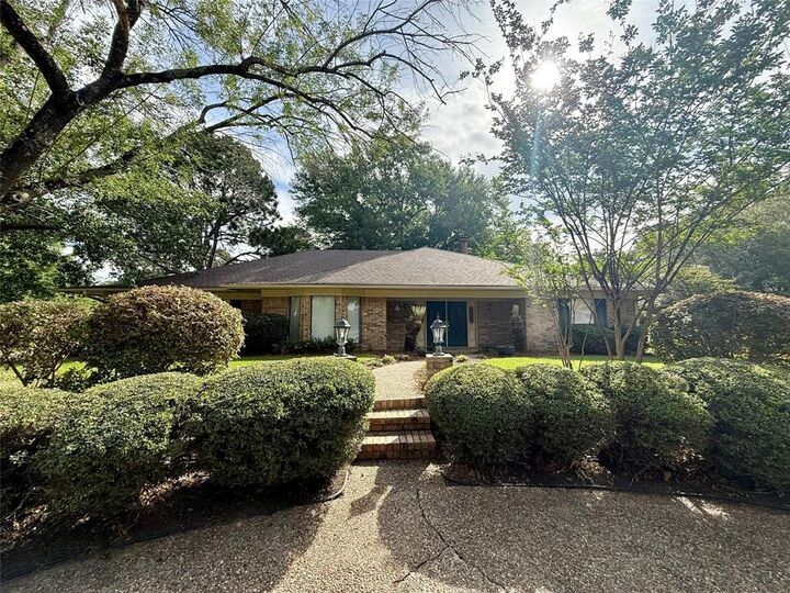 Property Photo:  10001 Willowwick Court  LA 71118 