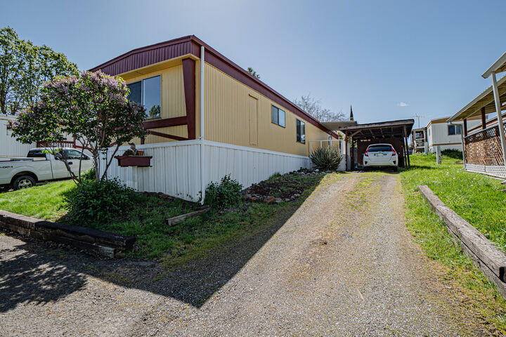 Property Photo: 421 Stevens Road Unit 26 OR 97524