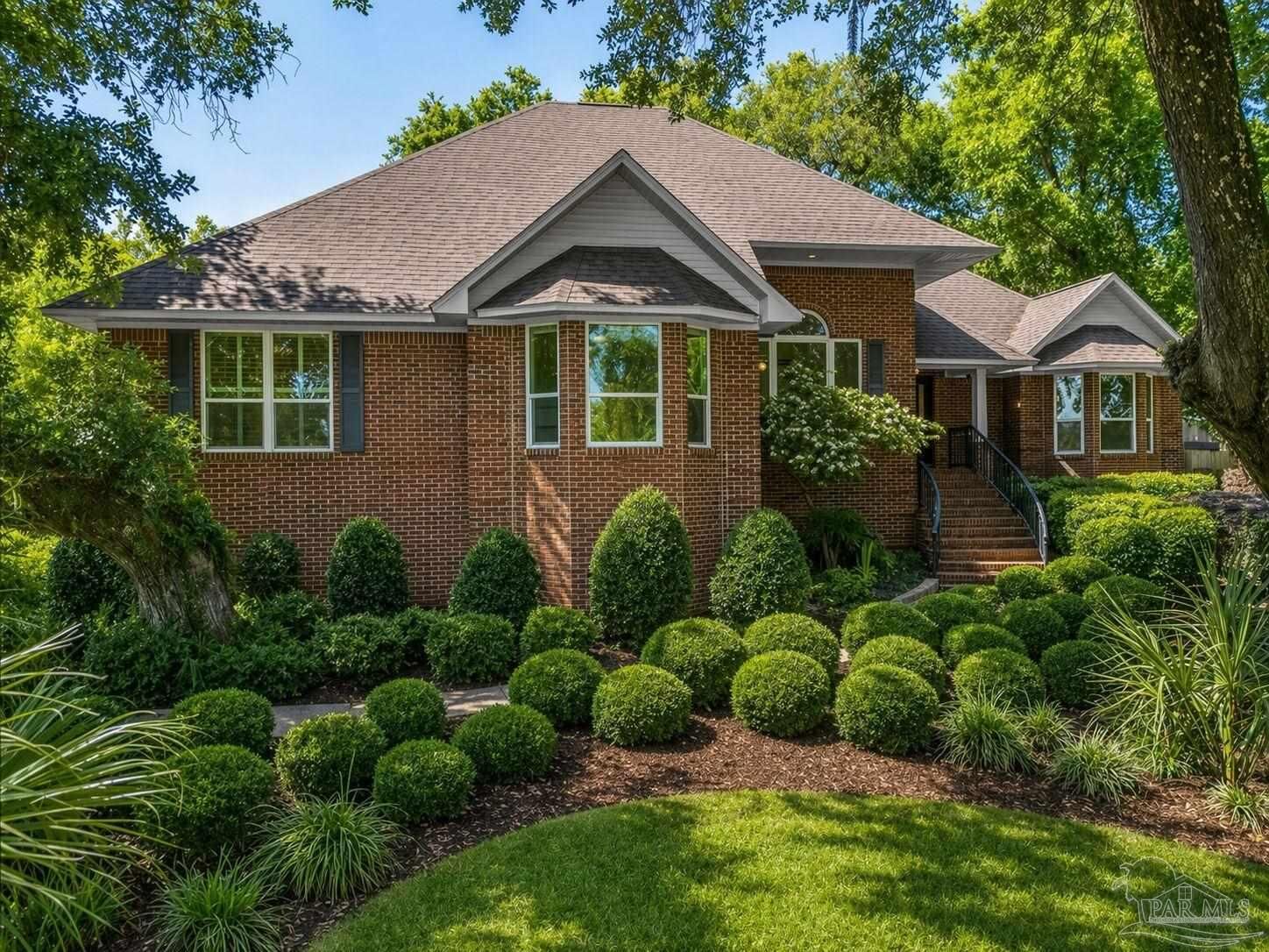Property Photo: 4700 Bohemia Dr FL 32504