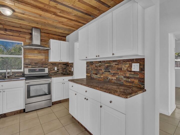 Property Photo:  703 5th Place SW  FL 32962 