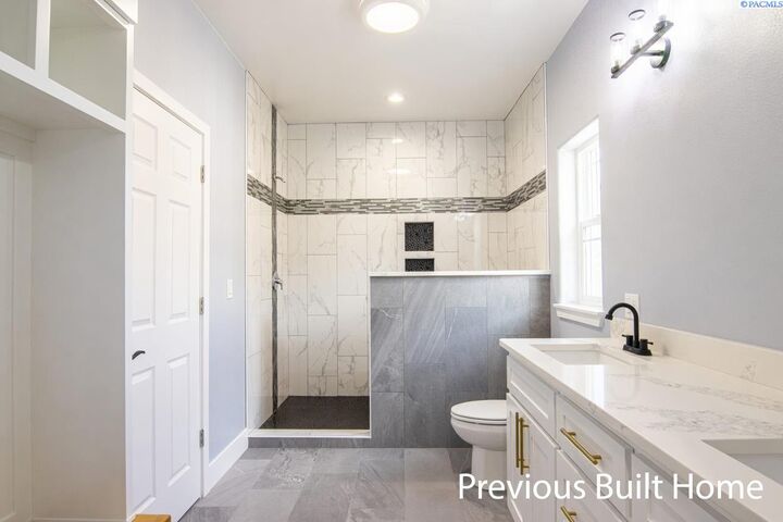 Property Photo:  820 Lander Ct  WA 98944 