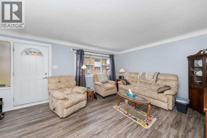 Property Photo: 812 Wellington Street 14 ON N7T 1J5