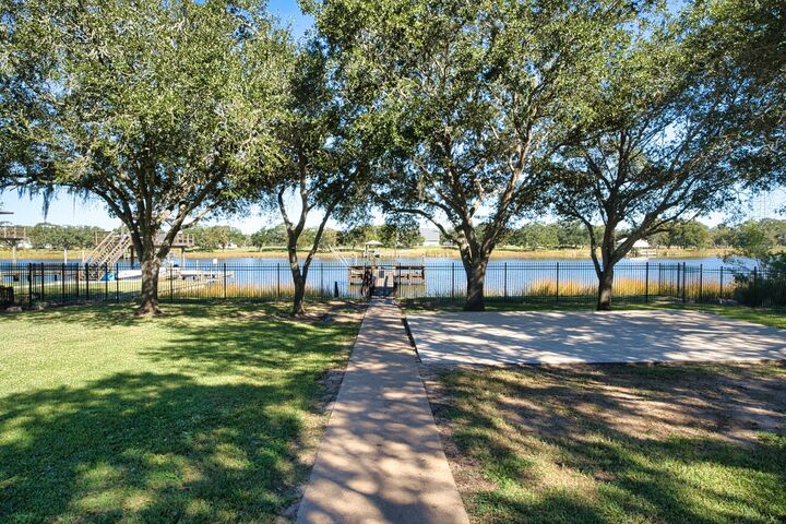 Property Photo:  6418 County Road 659  TX 77422 