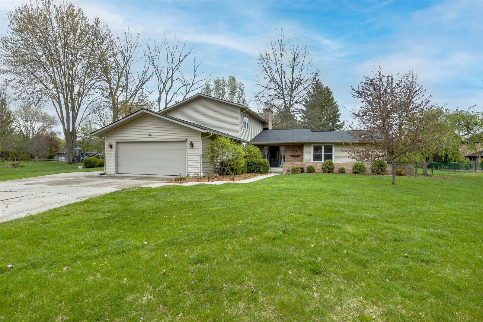 Property Photo:  605 Woodhaven  MI 48640 