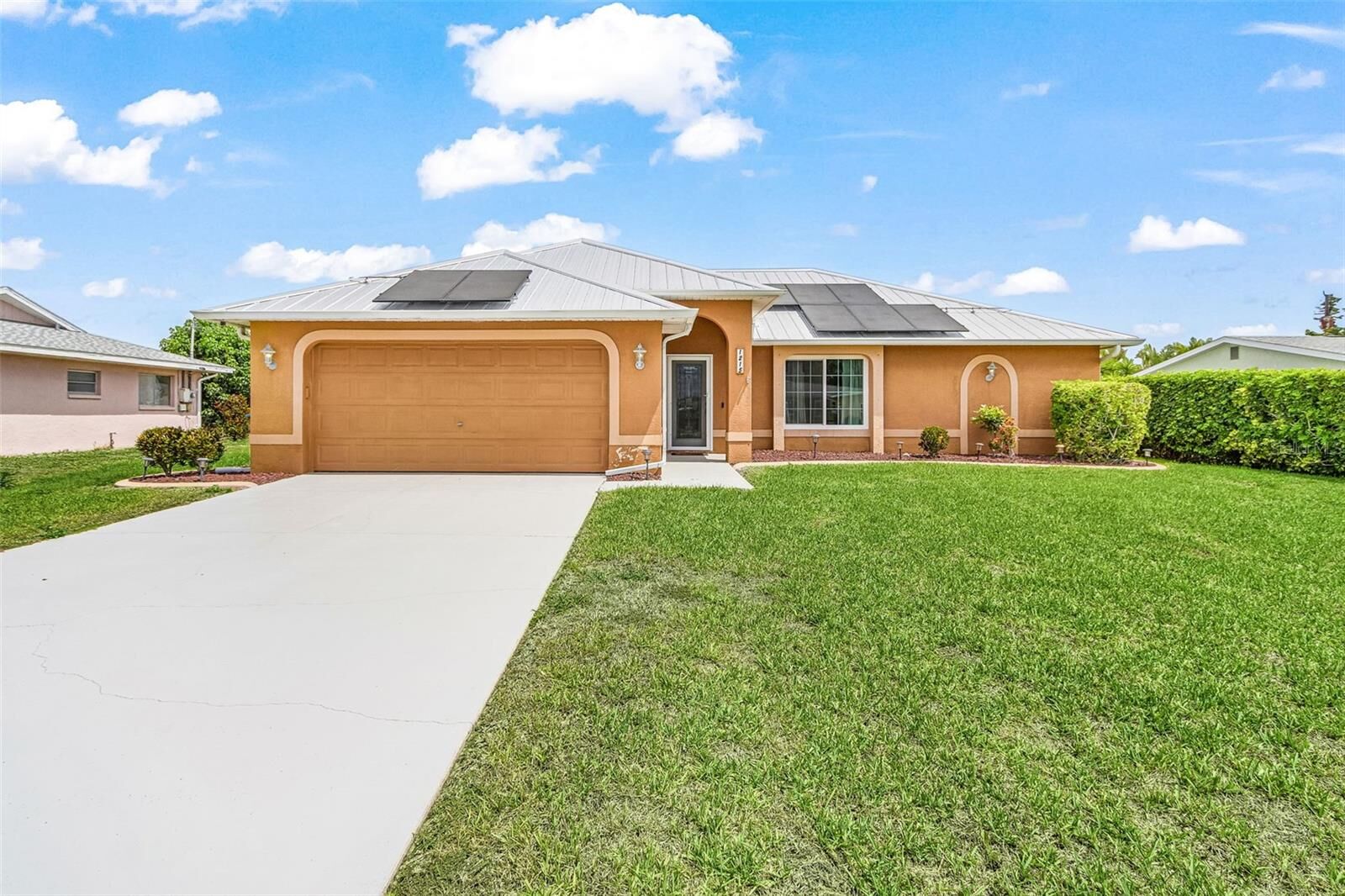 Property Photo:  1215 SE 27th Street  FL 33904 