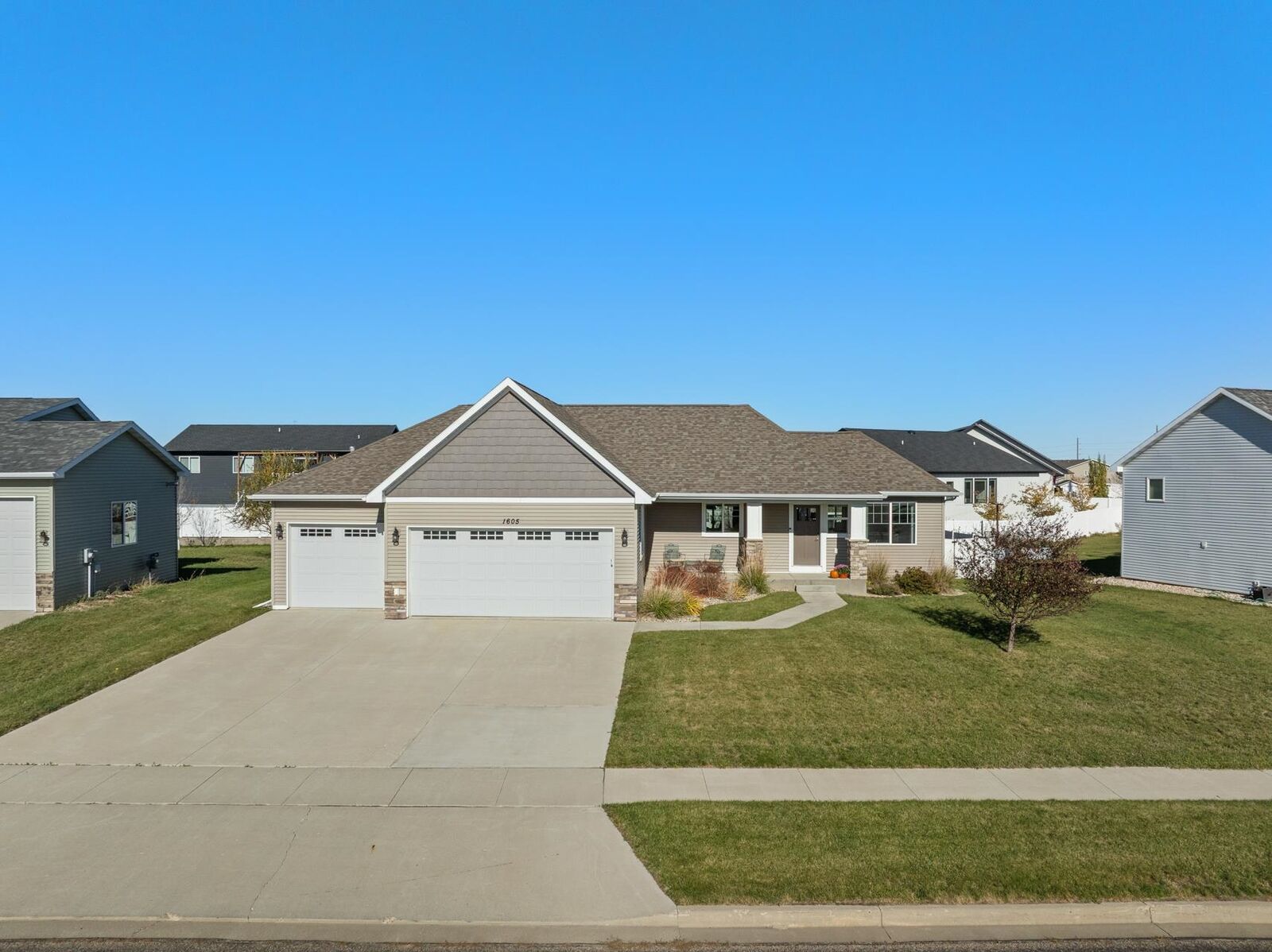 Property Photo:  1605 Valley Bluffs Drive  ND 58701 