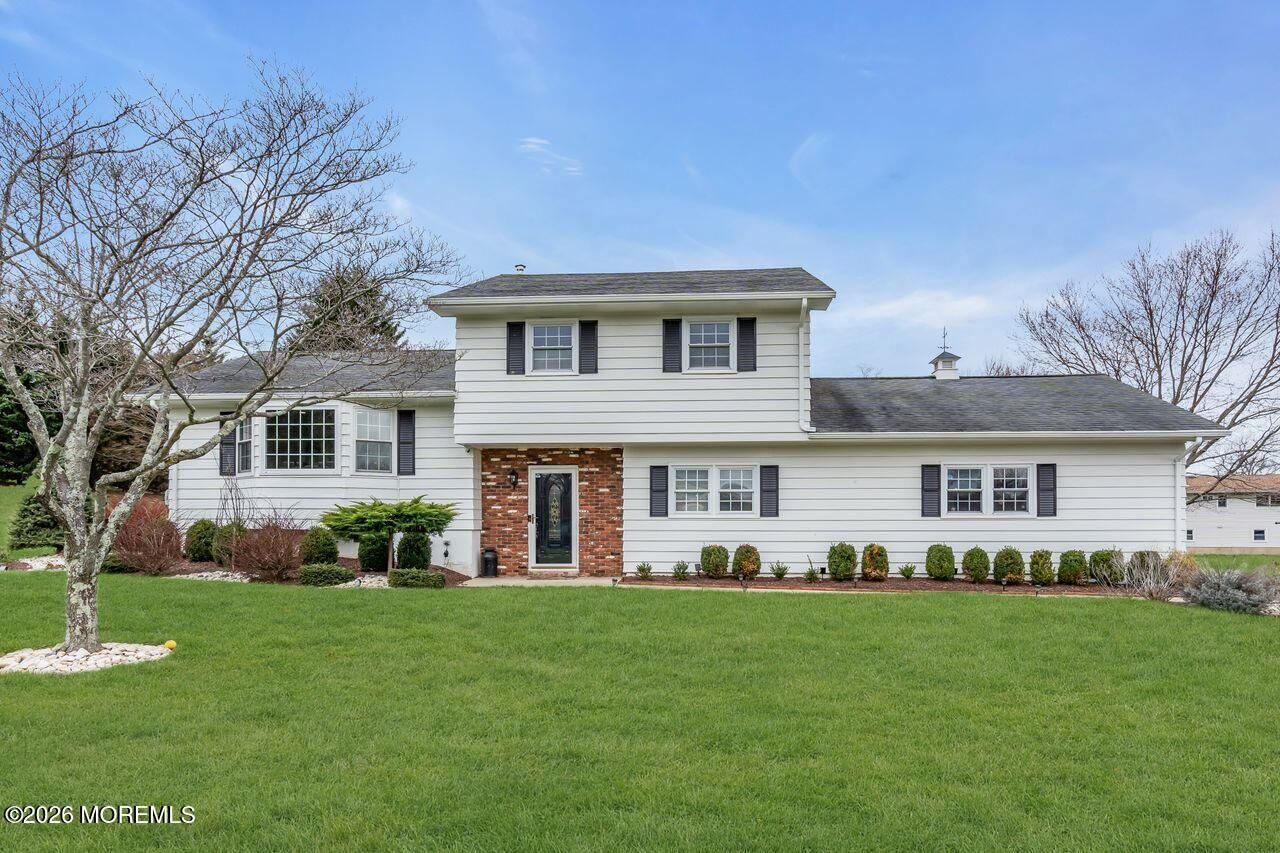 Property Photo:  5 Travis Court  NJ 08831 