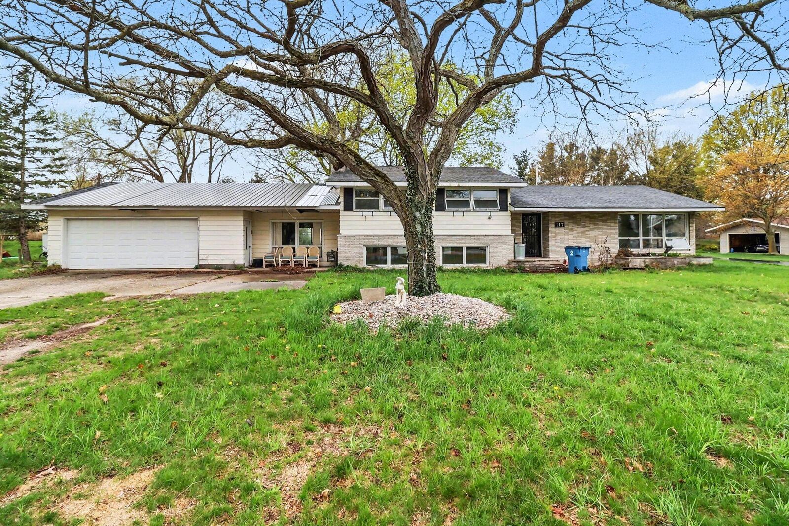 Property Photo:  117 N Apple Street  MI 49420 