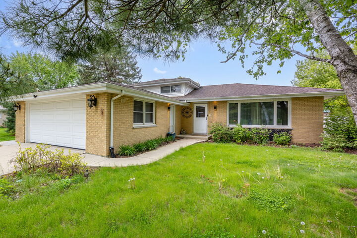 Property Photo:  9S172 Cumnor Road  IL 60516 