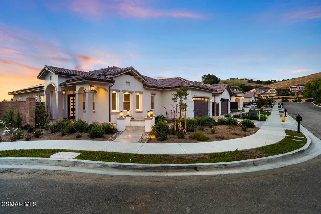 Property Photo:  327 Toyon Court Court  CA 91362 