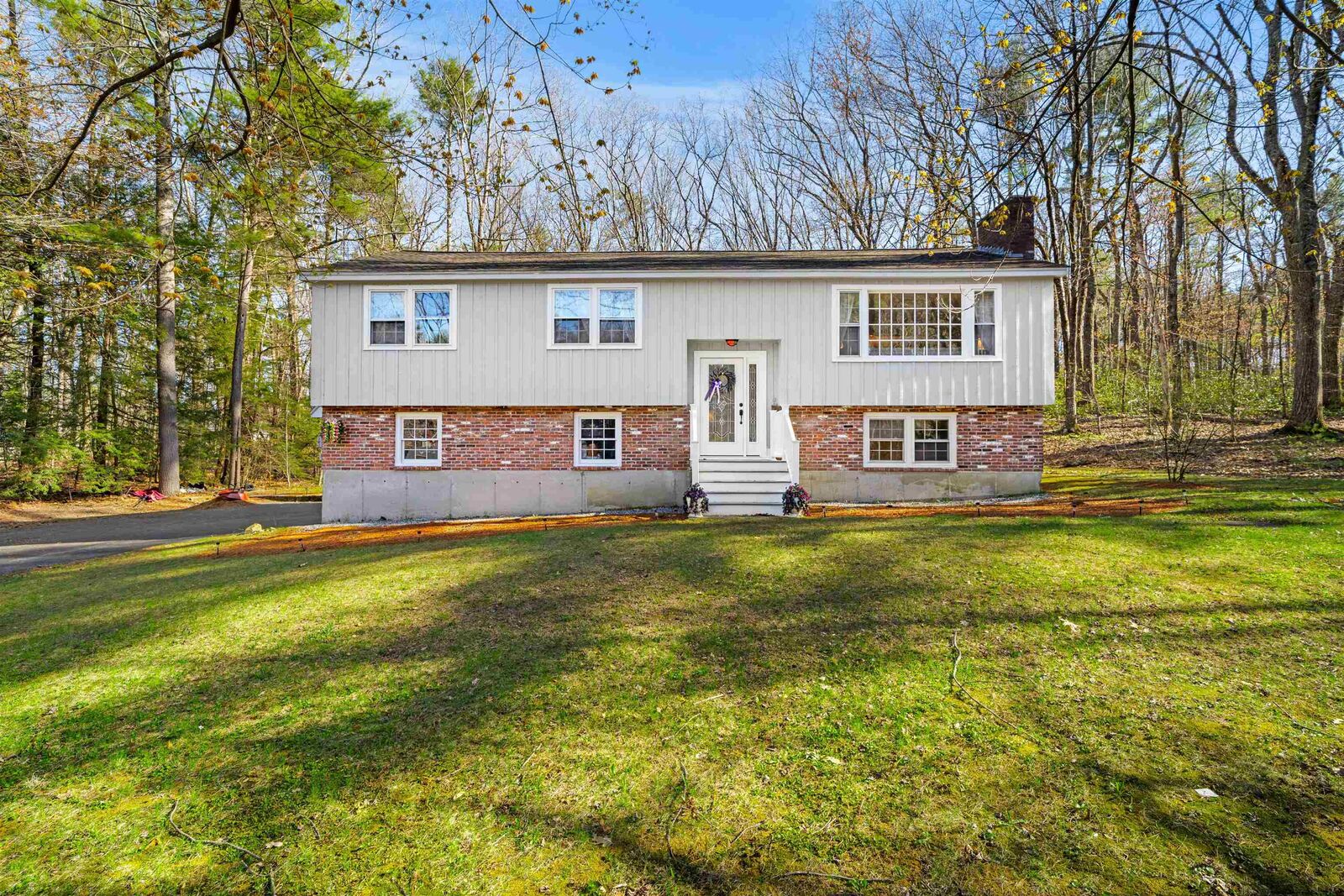 Property Photo:  6 Newbury Drive  NH 03031 