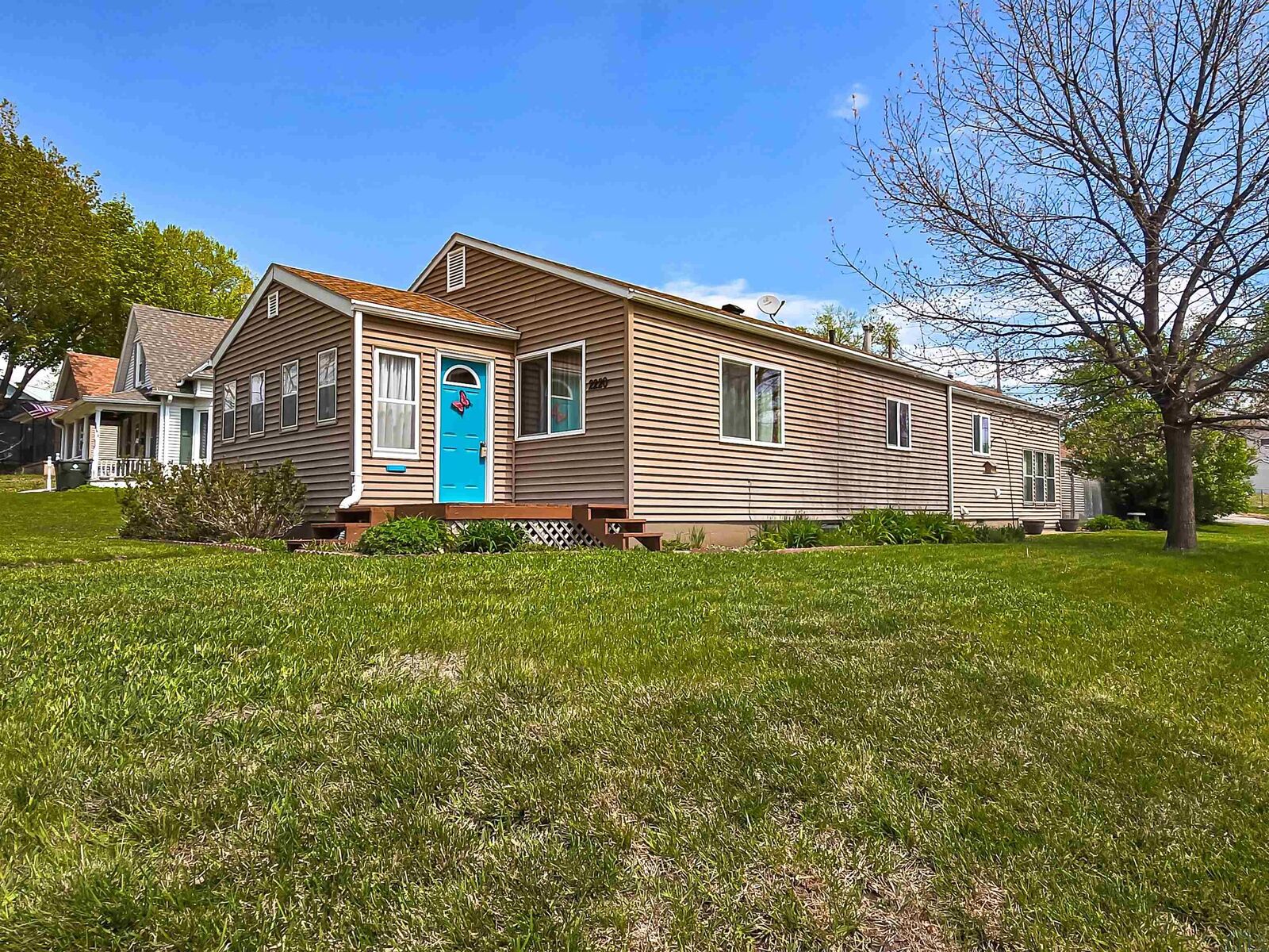 Property Photo: 2220 S Cypress St IA 51106