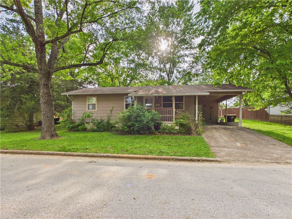 Property Photo:  804 N Robinson  AR 72601 