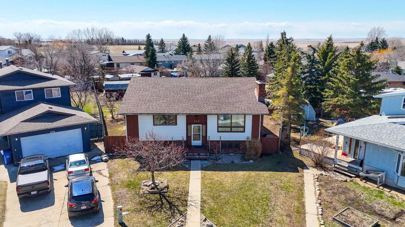 Property Photo: 640 McCulloch Crescent AB T0M 1B0