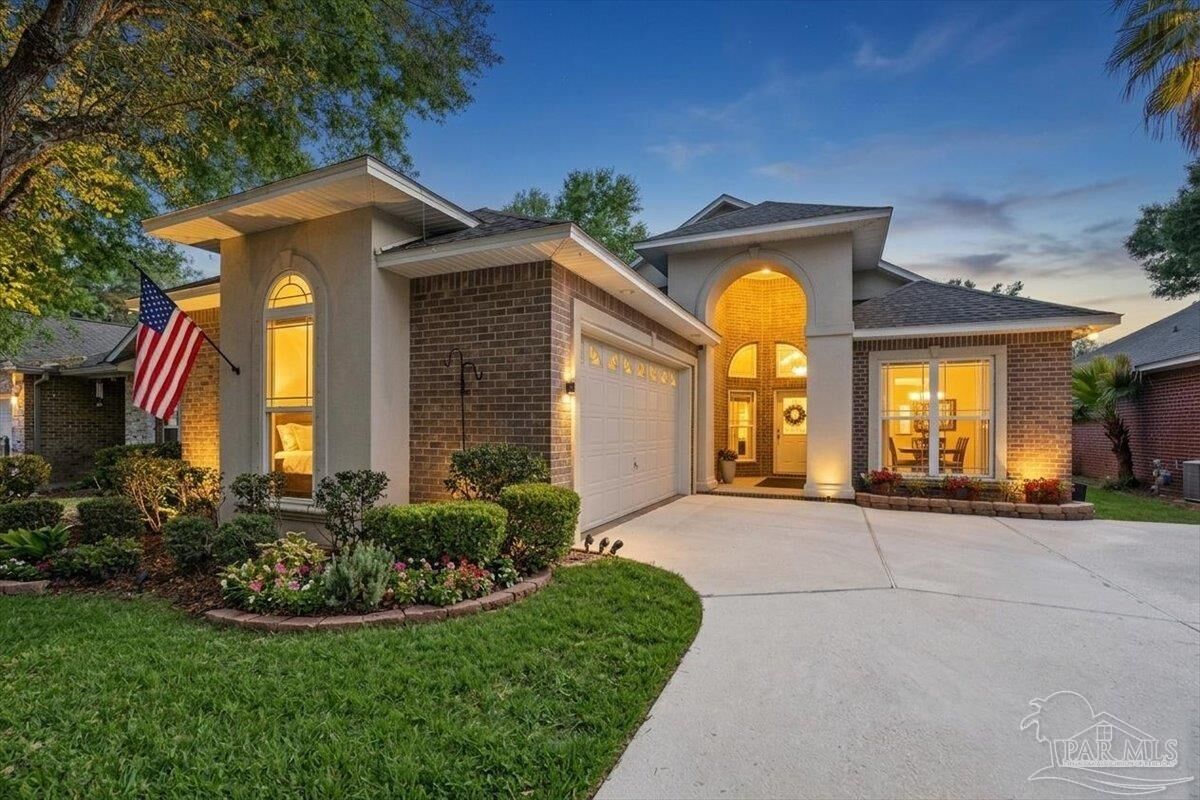 Property Photo: 9940 Rail Cir FL 32507