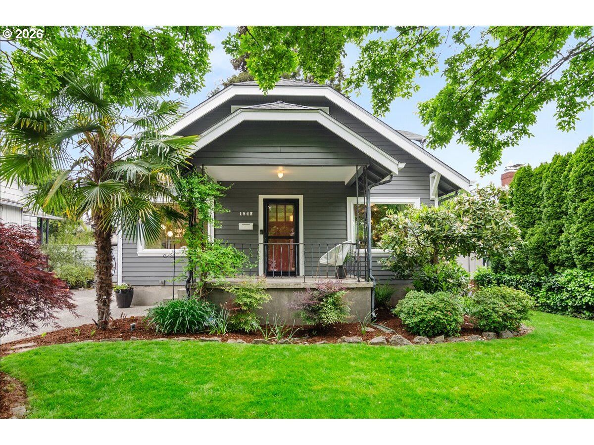 Property Photo:  1845 SE Reedway St  OR 97202 