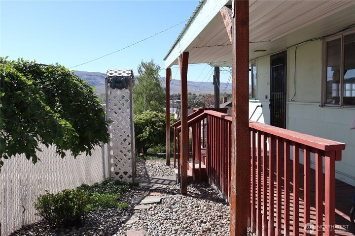 Property Photo:  10 W Dewberry Avenue  WA 98841 