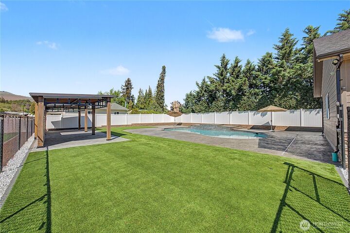 Property Photo:  209 W Peters Street  WA 98801 