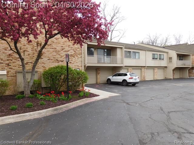 Property Photo:  3915 Lone Pine Road 100  MI 48323 